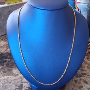 A gorgeous 14 karat gold necklace